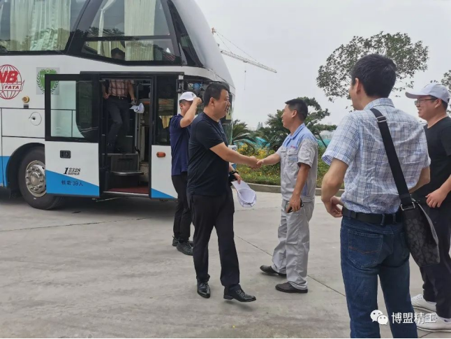 熱烈歡迎寧波縫制機械行業(yè)協(xié)會(huì )新生代企業(yè)家蒞臨我司考察交流